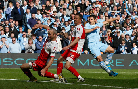 Khoảnh khắc Aguero xé lưới QPR, giúp Man City vô địch Premier League 2011/12 ở đúng vòng đấu cuối