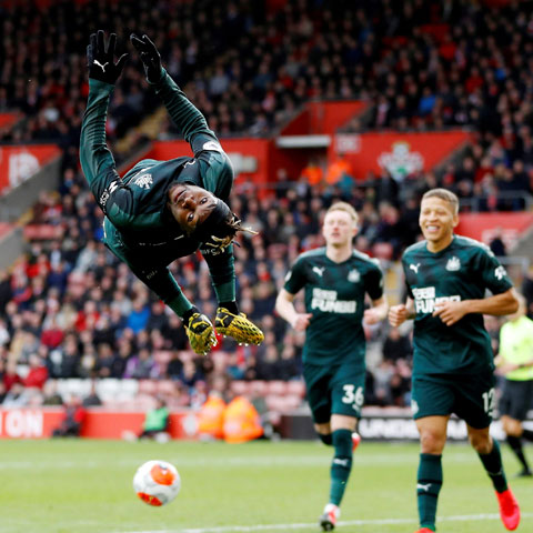 Saint-Maximin trong một pha ăn mừng ngẫu hứng khi  ghi bàn thắng cho Newcastle