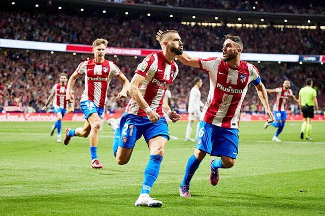 Yannick Carrasco (giữa) ăn mừng bàn thắng giúp Atletico đánh bại Real Madrid