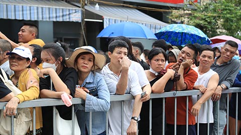 Phe vé trà trộn, chen lấn chờ phát vé chung kết ĐT nữ Việt Nam vs ĐT nữ Thái Lan