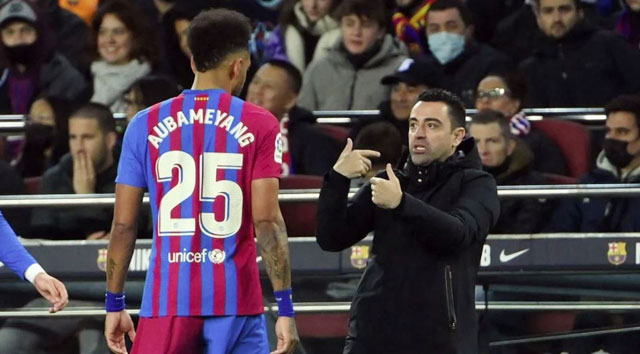 Barca dưới thời HLV Xavi (phải) đang ngày càng tỏ ra đuối sức