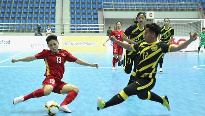 Bùi Thị Trang lập cú đúp trong chiến thắng của ĐT futsal nữ Việt Nam - Ảnh: Sơn Đông