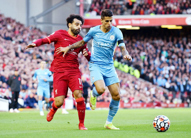 Cancelo (phải) là ngòi nổ cực kỳ lợi hại của Man City