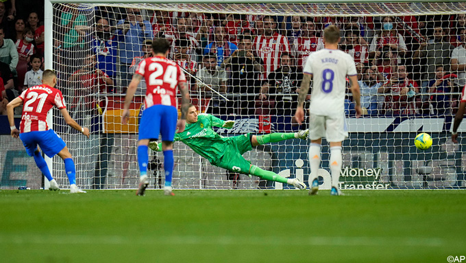 Carrasco ghi bàn duy nhất của trận đấu Atletico vs Real trên chấm 11m