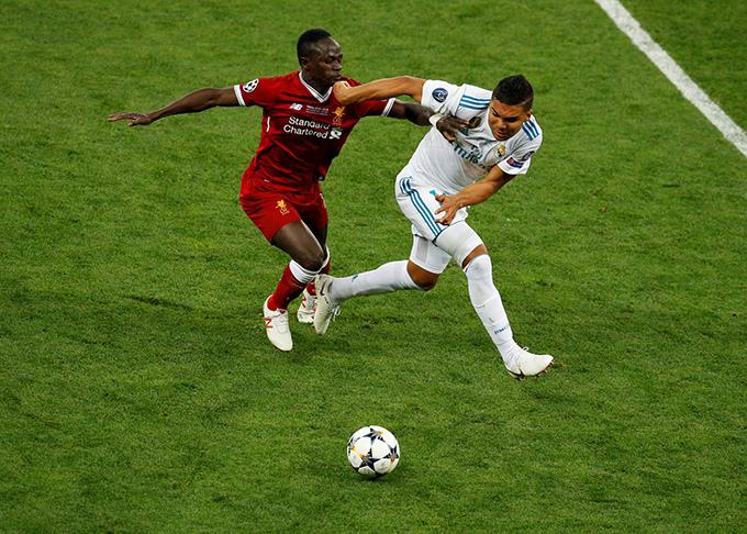 Mane là mồi câu Casemiro nổi nóng