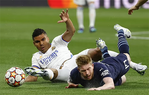 Casemiro phạm lỗi từ đằng sau với De Bruyne