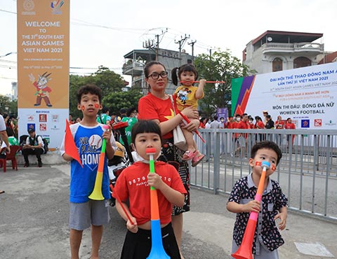 Tranh thủ thời cơ hiếm có mà như nhiều khán giả đất Mỏ chia sẻ là "trăm năm mới có trận chung kết ở Cẩm Phả", nhiều gia đình đưa các em nhỏ đến sân để được sống trong bầu không khí cuồng nhiệt