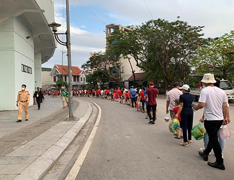 Gặp chúng tôi trên đường vào sân Cẩm Phả, anh Nguyễn Hùng Thắng (Cẩm Thạch-Cẩm Phả) cho biết trưa nay anh đã chi 15 triệu đồng để mua 3 cặp vé khán đài A để cùng bạn bè đi cổ vũ bóng đá. "Chẳng mấy khi có bóng đá lại là trận chung của đội Việt Nam nên dù có chi chút tiền mua vé chợ đen, tôi cũng không tiếc. Quan trọng là được đi xem và sống trong không khí bóng đá cuồng nhiệt thế này", anh  Hùng Thắng chia sẻ