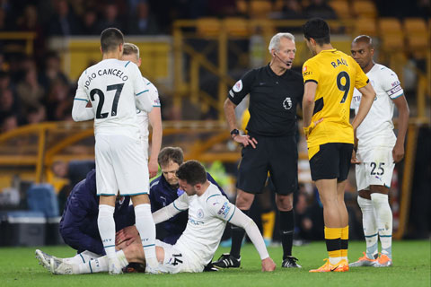 Laporte dính chấn thương đầu gối sau pha va chạm với tiền đạo  Raul Jimenez của Wolves