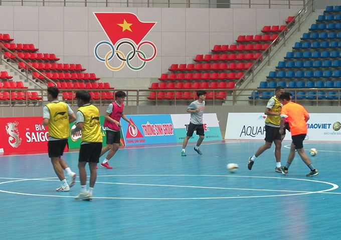 ĐT futsal Indonesia làm quen với NTĐ TDTT tỉnh Hà Nam