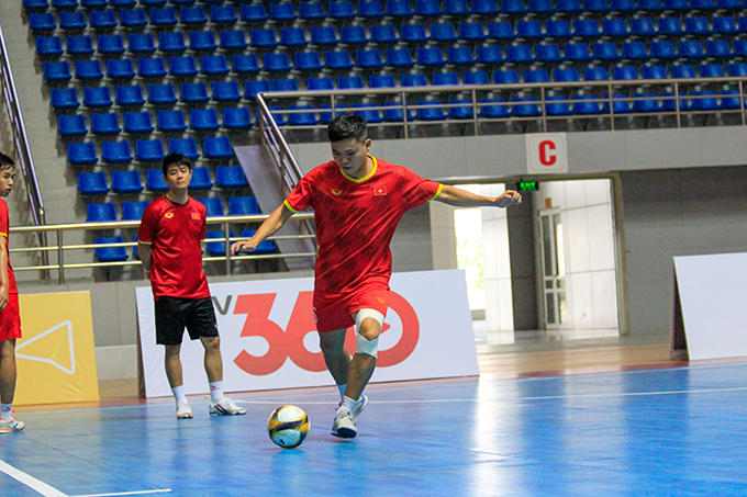 Buổi tập đầu tiên của ĐT futsal Việt Nam tại NTĐ TDTT tỉnh Hà Nam. Ảnh: Minh Trí