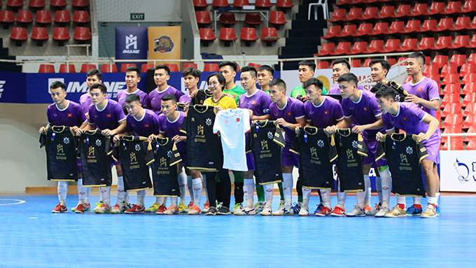 ĐT futsal Việt Nam chụp hình lưu niệm trước trận giao hữu. Ảnh: Minh Trí