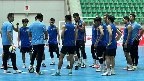 Đội nhà đến sân tập, HLV ĐT futsal Malaysia phải nhập viện