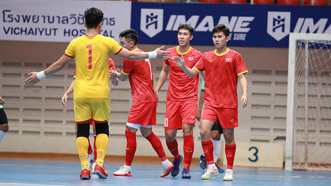 ĐT futsal Việt Nam đánh bại Thammasat trong trận giao hữu cuối cùng tại Thái Lan.Ảnh: Minh Trí