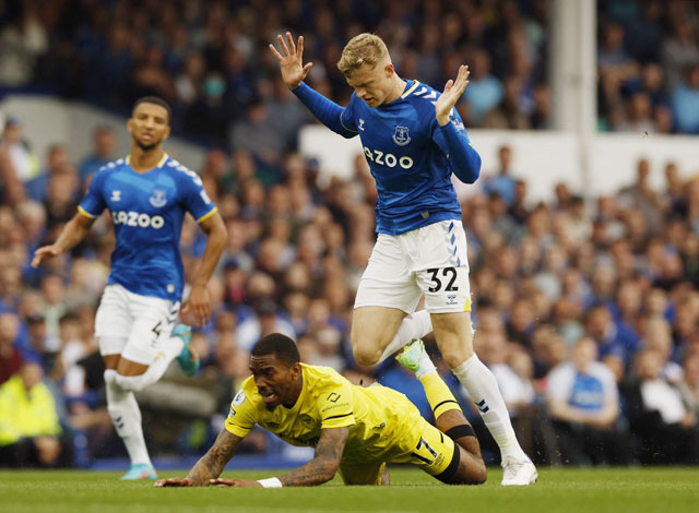 Tình huống trung vệ Jarrad Branthwaite của Everton phạm lỗi với Ivan Toney bên phía Brentford và phải nhận thẻ đỏ