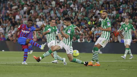 Ansu Fati (trái) chỉ cần 76 giây sau khi vào sân để xé lưới Betis