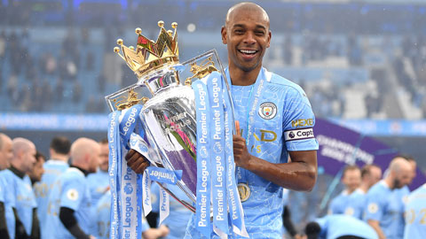 Đội trưởng Fernandinho chia tay Man City trong ánh hào quang rực rỡ với chiếc Cup vô địch Premier League 2021/22