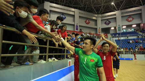 Lễ hội 'rực lửa' trên khán đài futsal SEA Games 31