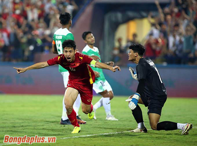 Anh ăn mừng với pha lập công tung lưới U23 Indonesia