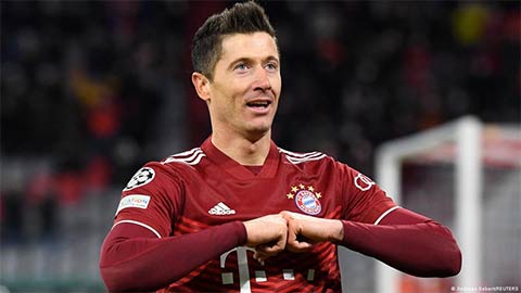 Lewandowski nhận cuộc gọi từ Barcelona trong phòng thay đồ Bayern?