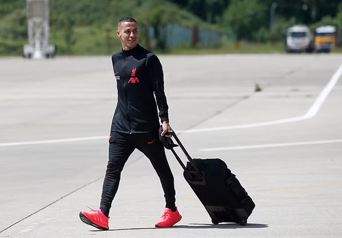 Thiago Alcantara trông rạng rỡ trên đường sang Paris. Theo cập nhật từ HLV Jurgen Klopp, cựu tiền vệ Bayern đã bình phục chấn thương gặp phải ở vòng cuối Premier League, nên sẵn sàng ra sân trước Real. Việc Thiago khỏe mạnh là cú hích lớn với Liverpool bởi anh là nhân tố không thể thay thế ở tuyến giữa nhờ khả năng điều phối bóng khó ai sánh bằng.