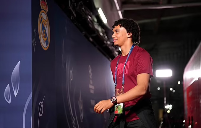 Hậu vệ Trent Alexander-Arnold cùng các đồng đội ra sân Stade de France để làm quen và ngay lập tức bắt tay vào buổi tập nhẹ. Mùa này, Alexander-Arnold đã có 19 đường kiến tạo sau 46 lần ra sân cho Liverpool trên mọi đấu trường - con số quá ấn tượng. Đây là thành tích tốt nhất của anh từ trước đến nay trong màu áo The Reds.