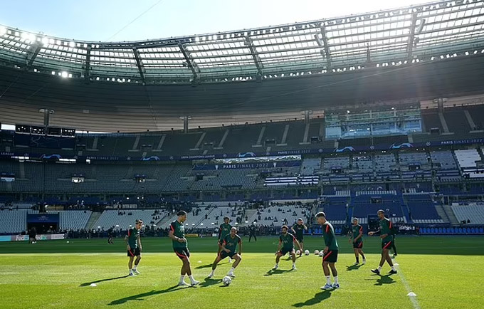 Dàn sao Liverpool chơi bóng ma trên sân Stade de France. Đây là bài tập giúp các cầu thủ chuyền một chạm nhanh cũng như xử lý tốt trước những tình huống pressing liên tục từ đối thủ.