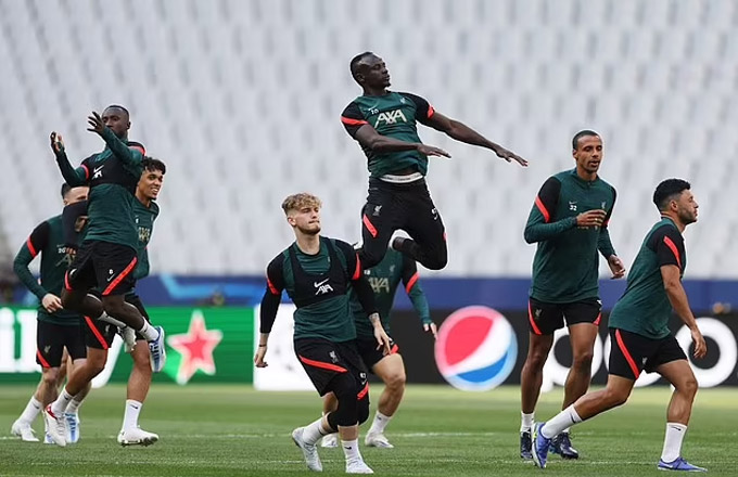 Sadio Mane bật rất cao trong buổi tập. Tương lai của tiền đạo người Senegal tại Liverpool đang bị đặt dấu hỏi lớn sau khi xuất hiện nhiều thông tin anh đã đạt thỏa thuận gia nhập Bayern Munich hè này.