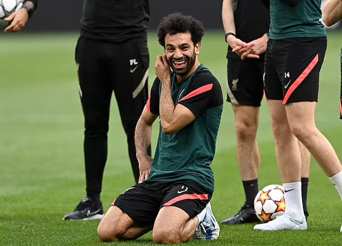 Salah trông không có chút áp lực nào với nụ cười tươi rói. Ở trận chung kết Champions League với Real cách đây 4 năm, Salah dính chấn thương và phải rời sân sớm sau pha va chạm với Sergio Ramos. Tuy nhiên, Ramos đã rời đi nên có lẽ Salah không còn gì phải sợ hãi. Liverpool đang có lực lượng mạnh nhất cho cuộc đụng độ Real khi chỉ có mỗi Divock Origi chấn thương.