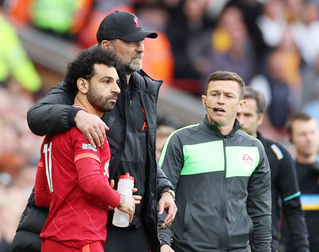 HLV Klopp an ủi Salah sau trận đấu cuối cùng tại Prremier League mùa này