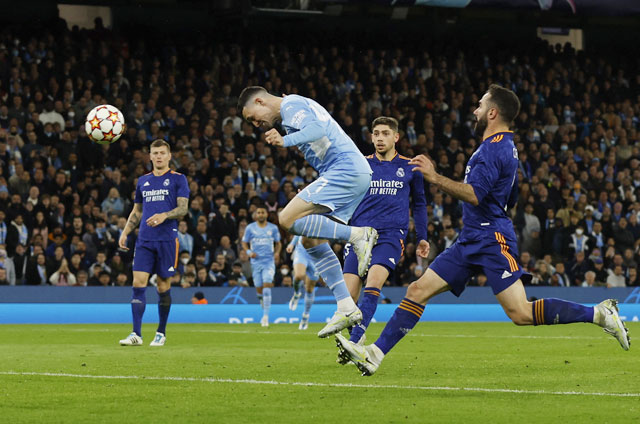 Phil Foden đã có pha đánh đầu ghi bàn cho Man City trong trận lượt đi gặp Real Madrid