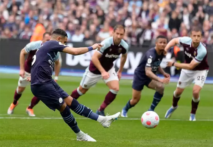 Mahrez bỏ lỡ quả penalty đầu tiên cá nhân anh trong mùa này