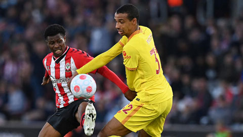 Matip (áo vàng) đang có mùa giải hay nhất từ khi đến Liverpool