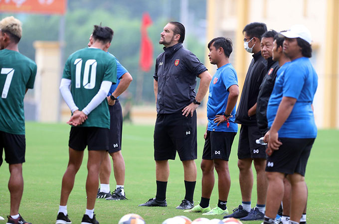 Chiều ngày 11/5, U23 Myanmar có buổi tập trên sân Phụ Việt Trì. Đây là buổi tập thả lỏng của U23 Myanmar sau chiến thắng 3-2 trước Philippines