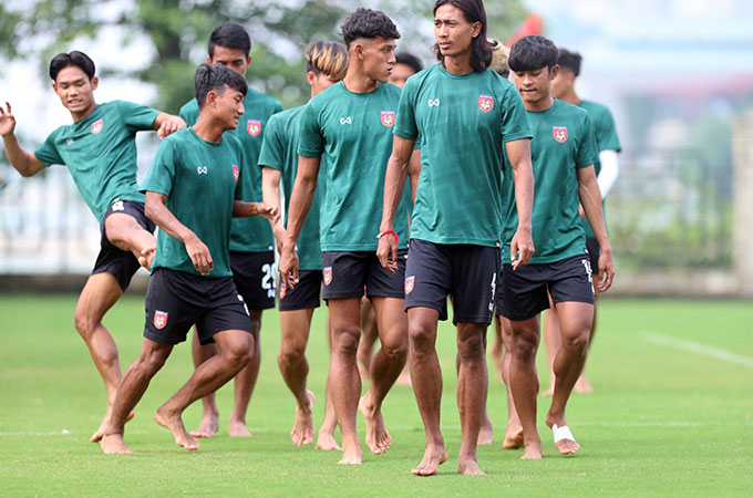 Dù mới có chiến thắng quan trọng trước U23 Philippines nhưng tinh thần của U23 Myanmar không quá phấn khích. Nhận thấy buổi tập khá trầm, ông Popov đã yêu cầu các học trò cười đùa, trò chuyện nhiều hơn để tạo sự thoải mái