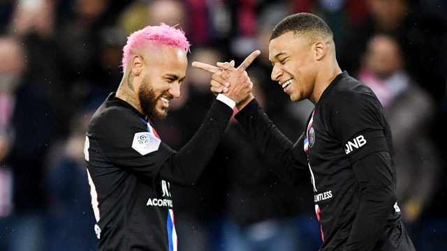 Neymar (trái) đóng vai trò khá quan trọng trong quyết định ở lại PSG của người đồng đội Kylian Mbappe