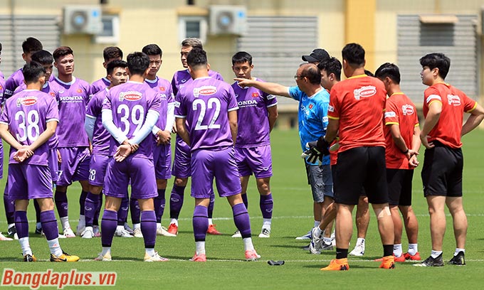 Vào lúc 10h30 trưa ngày 2/5, HLV Park Hang Seo cùng U23 Việt Nam ra sân tập luyện