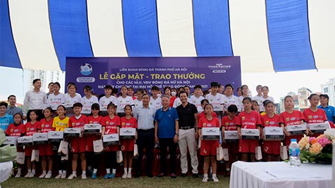 Bên cạnh việc vinh danh, tặng quà các người hùng tại SEA Games 31, LĐBĐ Hà Nội và nhà tài trợ còn tặng quà động viên các cầu thủ trẻ nỗ lực phấn đấu để sớm trở thành những nhân tố của các ĐTQG