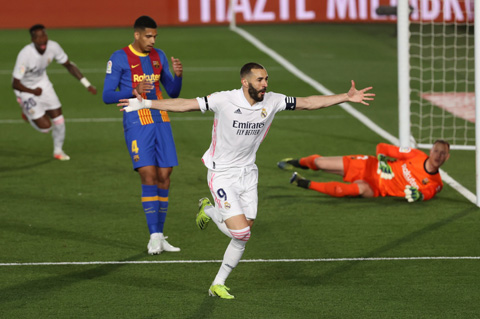 Benzema ăn mừng ghi bàn thắng