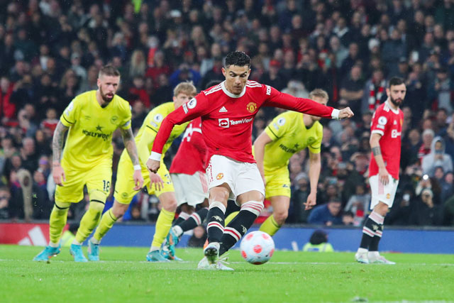 Ronaldo ghi bàn trên chấm 11m cho M.U vào lưới Brentford