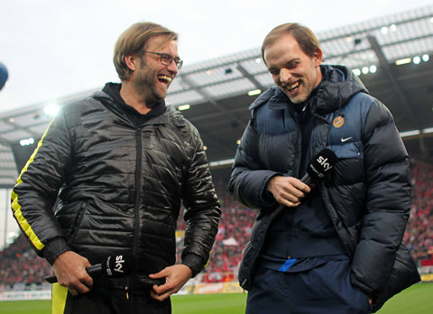 Vào nghề HLV muộn hơn, nhưng Tuchel (phải) vẫn nắm trong tay số danh hiệu ngang bằng đàn anh Klopp