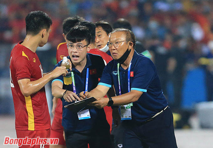 U23 Việt Nam sẽ thi đấu chung kết với U23 Thái Lan vào lúc 19h00 ngày 22/5. So với U23 Malaysia, U23 Thái Lan tấn công đương nhiên là khó chịu hơn nhiều. Liệu U23 Việt Nam có lẽ sống nhờ hàng thủ nữa hay không?