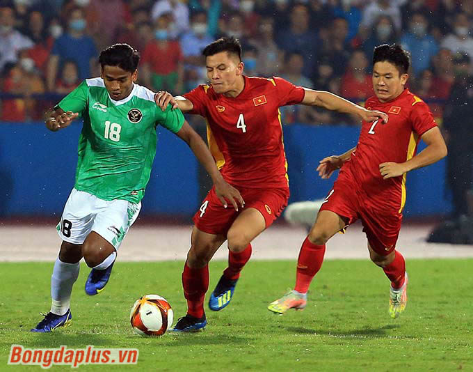 "U23 Việt Nam đã sử dụng chiến thuật bất thường với sơ đồ 5-3-2 để đánh bại U23 Indonesia. Tính toán riêng của HLV Park Hang-seo đã phát huy hiệu quả. Hàng thủ 5 người của chủ nhà đã dập tắt những pha tấn công của thầy trò HLV Shin Tae Yong", Indo Sports đưa tin.