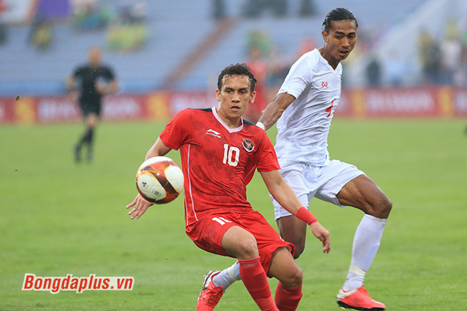 U23 Myanmar (trắng) thất bại trước U23 Indonesia - Ảnh: Đức Cường