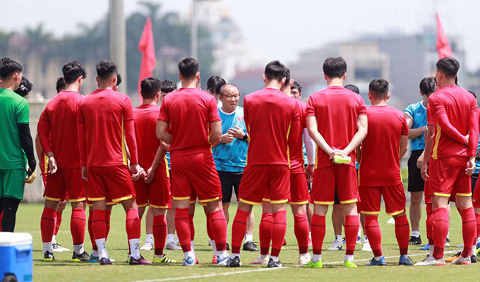 Sau 1 ngày nghỉ xả hơi, U23 Việt Nam quay trở lại sân tập để chuẩn bị hướng đến trận đấu tiếp theo gặp U23 Myanmar. Theo kế hoạch ban đầu, U23 Việt Nam sẽ có buổi tập vào lúc 16h00 chiều nay (10/5). Tuy nhiên, HLV Park Hang Seo bất ngờ đổi buổi tập sang buổi trưa thay vì chiều như dự kiến. HLV Park Hang Seo dành khoảng 10 phút để động viên tinh thần cho các học trò sau trận hòa không như mong đợi trước U23 Philippines