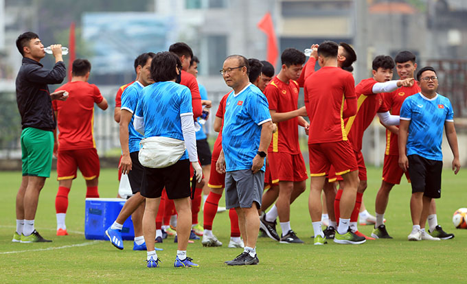 HLV Park Hang Seo đã có những trao đổi riêng với bác sỹ Choi Ju Young. Ở trận đấu với U23 Indonesia, U23 Việt Nam đã có một số cầu thủ dính chấn thương nhẹ như trường hợp của Hoàng Anh và Văn Tùng. Tuy nhiên, 2 cầu thủ này đều có thể ra sân trong buổi tập trưa nay cùng toàn đội