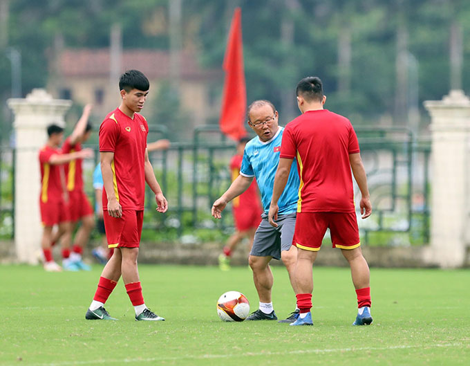 Hai hậu vệ biên Văn Xuân và Văn Đô là được nhắc bài nhiều nhất. Bộ đôi cầu thủ trẻ này đã có trận đấu đầy nỗ lực, thi đấu tốt hơn trận U23 Philippines