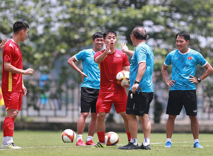 Ông liên tục cười đùa, pha trò để trêu các học trò. Buổi tập của U23 Việt Nam vì thế cũng diễn ra trong bầu không khí hào hứng hơn thường lệ