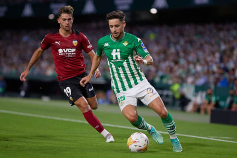 Đội khách Betis (phải) sẽ vượt qua chủ nhà Valencia đã hết mục tiêu và thiếu nhiều trụ cột