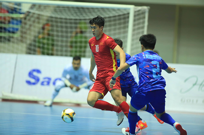 ĐT futsal Việt Nam nhận HCĐ sau trận thua Thái Lan. Ảnh: Minh Tuấn